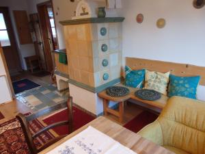 ein Wohnzimmer mit Couch und Ofen in der Unterkunft Casa Sauschneider in Sankt Ruprecht ob Murau
