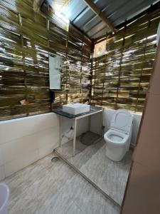 Phòng tắm tại Jeet hostel and Stay Rooms