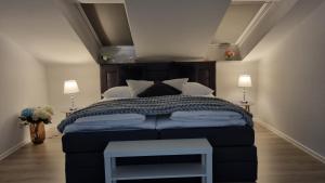 a bedroom with a large bed and two lamps at CEC-Spezial, 2 Wohnungen nebeneinander, bis 12 Personen, Klimaanlage, Parkplätze in Cremlingen