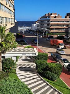 vista su una strada con parcheggio di Depto Daria Punta del Este a Punta del Este Altre 8 foto