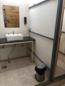 Phòng tắm tại Jeet hostel and Stay Rooms