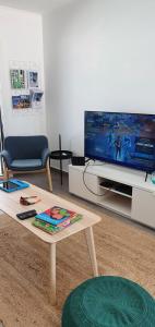 een woonkamer met een salontafel en een tv bij Casa Mikali in Alfeizerão +47 foto's