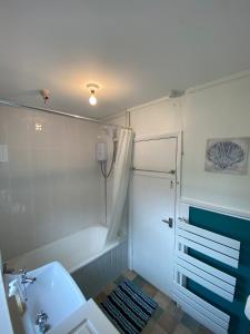 Vannituba majutusasutuses Beautiful 2 Bedroom Chalet 22 Cordova, Selsey