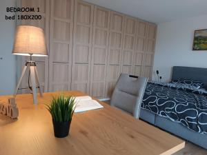 GradacにあるRELAX HOUSE Kolpa view Podzemeljのベッドルーム(ランプとベッド1台付) +50枚の写真