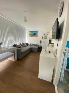 Televiisor ja/või meelelahutuskeskus majutusasutuses Beautiful 2 Bedroom Chalet 22 Cordova, Selsey +13 fotot