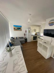 Köök või kööginurk majutusasutuses Beautiful 2 Bedroom Chalet 22 Cordova, Selsey