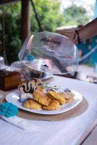 un plato de repostería sobre una mesa en Altillo Valizas, en Barra de Valizas 33 fotos más