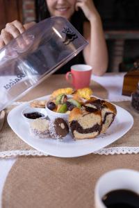 un plato de comida en una mesa con una mujer en Altillo Valizas, en Barra de Valizas