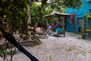 un niño sentado en un columpio en un patio trasero en Altillo Valizas, en Barra de Valizas 38 fotos más