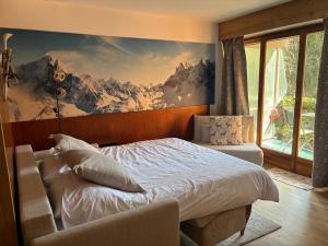 una camera da letto con un letto e un quadro sul muro di Studio Piccola Renna a Limone Piemonte