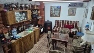 una sala de estar con un sofá y una mesa en Modern and Old LODGE, en Sofía