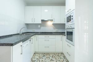 Kuchyň nebo kuchyňský kout v ubytování Gran Jardín frente al mar