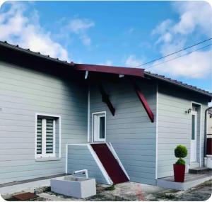 a house with a red roof and a red door at Charmante petite maison à la campagne in Soulanges