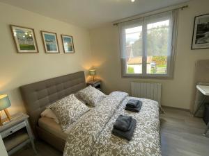 Ένα ή περισσότερα κρεβάτια σε δωμάτιο στο La Loge de Beauval maisonnette proche Zoo