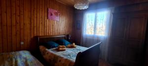 a bedroom with a bed with two teddy bears on it at Maison au coeur du Jura - 4 chambres - 9 couchages in Champagnole