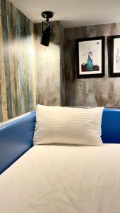 Tempat tidur dalam kamar di The First 南灣膠囊旅店