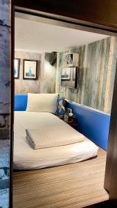 Tempat tidur dalam kamar di The First 南灣膠囊旅店