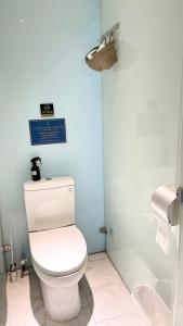 Kamar mandi di The First 南灣膠囊旅店