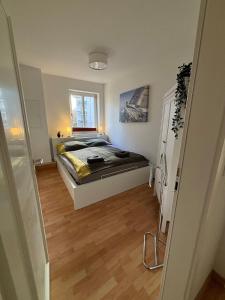 ein Schlafzimmer mit einem Bett in der Mitte eines Zimmers in der Unterkunft 2-room apartment in Dresden's Neustadt in Dresden