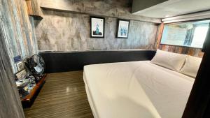 Tempat tidur dalam kamar di The First 南灣膠囊旅店