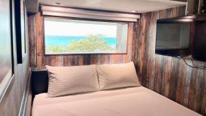 Tempat tidur dalam kamar di The First 南灣膠囊旅店