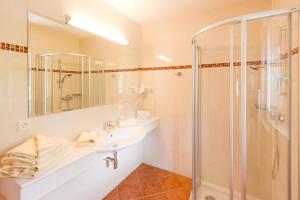 A bathroom at Pension- Appartement Kristall
