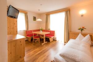 A television and/or entertainment centre at Pension- Appartement Kristall