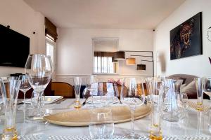 Una mesa con copas de vino encima. en Le Terranova - Maison hypercentre, en Deauville