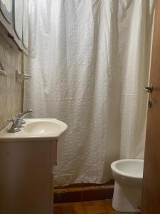 Et badeværelse på Departamento Aqualuna + 4 billeder