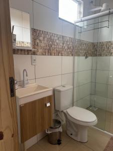 un bagno con wc, lavandino e doccia di Suíte Park e Mar quarto 2 a Penha Altre 20 foto