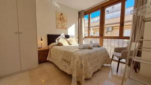 哈恩Suite Catedral Jaén的一间带床和大窗户的卧室