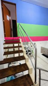 路易斯科雷亚Flat amarração 130的一座多彩的墙的建筑中的楼梯