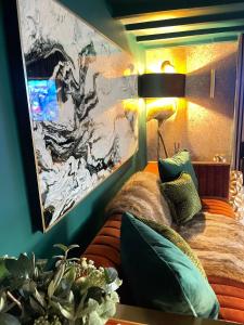 a bedroom with a bed and a painting on the wall at 2 Bed Cosy Cottage - Central Bawtry - High End Furnishings in Bawtry