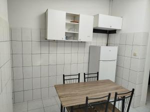 a kitchen with a table and chairs and a refrigerator at Chambre disponible in Aalst +25 photos