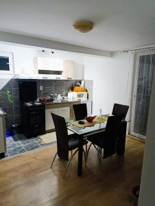 Kuchyň nebo kuchyňský kout v ubytování Apartmani Petrović