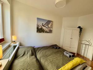 ein Schlafzimmer mit einem Bett in einem Zimmer in der Unterkunft 2-room apartment in Dresden's Neustadt in Dresden