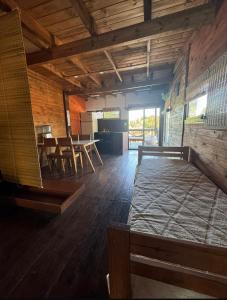 Ένα ή περισσότερα κρεβάτια σε δωμάτιο στο CABAÑA EN ISLA SANTIAGO con PISCINA