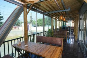 Rõdu või terrass majutusasutuses Hotel Faben Inn