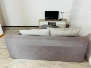 TV a/nebo společenská místnost v ubytování T2 confortable à Acajou Lamentin + 6 fotografií