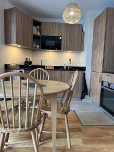 Dapur atau dapur kecil di appartement chaleureux 60m2 neuf à proximité de tout, proche centre Samoëns