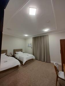 Giường trong phòng chung tại شقق الجود +3 ảnh