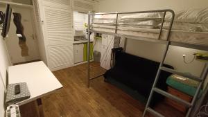 a small room with a bunk bed and a desk at Studio 4 personnes au pied des piste plateau de Bonascre - Ax 3 domaines Eté Hiver in Ax-les-Thermes