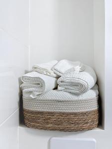 - une pile de serviettes dans un panier de salle de bains dans l'établissement Studio La Marne Paris, à Saint-Maur-des-Fossés 15 autres photos