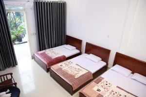 Postel nebo postele na pokoji v ubytování Khách sạn Bảo Lộc Garden