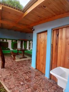 patio con pergolato in legno e tavolo di Cabañas Los Hermanos a Puerto Iguazú
