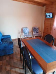 una sala da pranzo con tavolo e sedie di Cabañas Los Hermanos a Puerto Iguazú