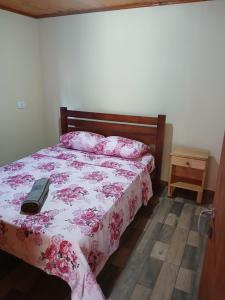 una camera da letto con un letto e un cellulare di Cabañas Los Hermanos a Puerto Iguazú Altre 8 foto