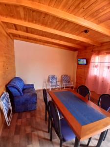una sala da pranzo con tavolo e sedie di Cabañas Los Hermanos a Puerto Iguazú
