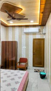 Llit o llits en una habitació de Hotel Raju Homestay Ayodhya 150 Meters from Shree Ram Janmbhoomi Temple 200 Meters from Ayodhya Dham Railway Station
