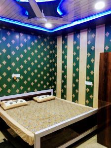 Llit o llits en una habitació de Hotel Raju Homestay Ayodhya 150 Meters from Shree Ram Janmbhoomi Temple 200 Meters from Ayodhya Dham Railway Station